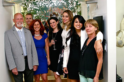 Dr Jean-François Chouinard ; Mélanie Cartier, hygiéniste dentaire ; Josée Larivière, coordonatrice ; Stéphanie Chicoine, assistante dentaire ; Dre Clémence Roche-Nadon ; Linda Le, hygiéniste dentaire ; Pauline Landry, assistante dentaire. clinique bernard