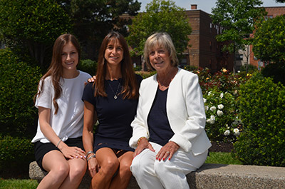 Gabrielle Rouleau, Anne et Liane Redding, au parc Connaught de Ville Mont-Royal. Selon l’OACIQ, l'Organisme d'autoréglementation du courtage immobilier du Québec, la province compte 14 944 courtiers immobiliers, soit 58% d’hommes (8742) et 42% de femmes (6202). À Ville Mont-Royal, la tendance est à l’inverse ; on y compte près de 70 % de femmes à titre de courtiers immobiliers.CRÉDIT PHOTO : CHLOË ST.FELIX