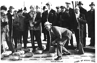 La pratique du curling fait partie du patrimoine sportif à Ville Mont-Royal. Ici, le maire Darling lance symboliquement la première pierre pour l’ouverture officielle de la saison de curling extérieur en 1933.PHOTO COURTOISIE ARCHIVES VILLE DE MONT-ROYAL