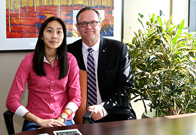 Nary-Julie Pea et Michel Gamelin, directeur général de la Caisse Desjardins des Versants du mont Royal.