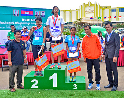 Nary-Julie remporte une course lors de son premier stage de Kinésiologie au Cambodge. caisse pop2