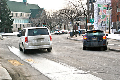 Entre autres demandes, l’association municipale de Mont-Royal veut réduitre la limite de vitesse à 30km/h partout où les conditions favorisent une baisse de la vitesse, tel qu’autour du centre-ville, pour des raisons commerciales et de stationnement, autour de toutes les zones scolaires et des parcs publics, etc. PHOTO STATION MONT-ROYAL