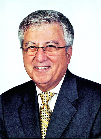 Né en Palestine en 1943 et naturalisé libanais en 1966, Fouad Sahyoun habite la Ville de Mont-Royal depuis son arrivée au Canada en 1990. Il a été directeur de la Chambre de commerce de Ville Mont-Royal de 1990 à 1994; conseiller municipal de la Ville de Mont-Royal de 2005 à 2009; et a été propriétaire de la franchise Compucentre, située au Centre Rockland, pendant 14 ans. Aujourd’hui retraité, il habite alternativement au Canada et au Mexique. CREDIT PHOTO: ARCHIVES DE VILLE MONT-ROYAL