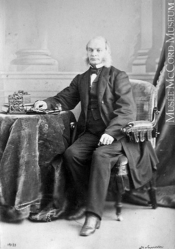 John Lovell, jeune immigrant, fonde son imprimerie en 1835 dans le Vieux-Montréal, après avoir obtenu le titre de maître imprimeur. En 1847, elle est la première imprimerie montréalaise à importer et à utiliser une presse à cylindre fonctionnant à la vapeur. À l'époque, il faut surveiller jour et nuit ces machines contre les travailleurs, hostiles à cette forme d’automatisation. John Lovell acquiert une certaine renommée en fin de carrière en devenant, avant la Confédération, le premier imprimeur officiel du gouvernement central, l'équivalent de l'imprimeur de la Reine, à Montréal même. » — Archives Lovell. PHOTO MUSEE MCCORD