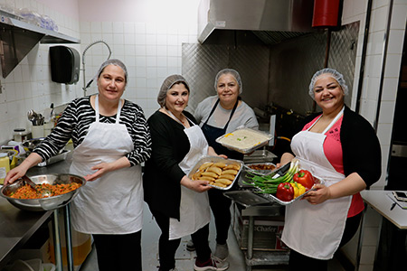 Le nouveau service traiteur, Les Filles Fattoush, lancé officiellement le 28 mai dernier, est un projet d’économie sociale visant à offrir une expérience de travail sans pareille, par l’intégration de femmes réfugiées syriennes. PHOTO LE JOURNAL STATION MONT-ROYAL