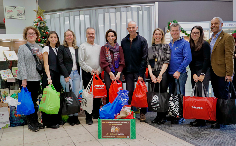 Michelle Setlakwe, au centre de la photo, accompagnée du maire de Ville Mont-Royal, Peter Malouf, de la mairesse d’Outremont, Caroline Braun, ainsi que de conseillers municipaux, lors de la collecte de denrées samedi dernier. PHOTO STATION MONT-ROYAL